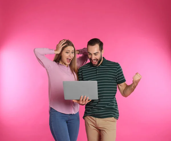 Συναισθηματική Νέους Ανθρώπους Laptop Που Γιορτάζει Νίκη Στο Χρώμα Φόντου — Φωτογραφία Αρχείου