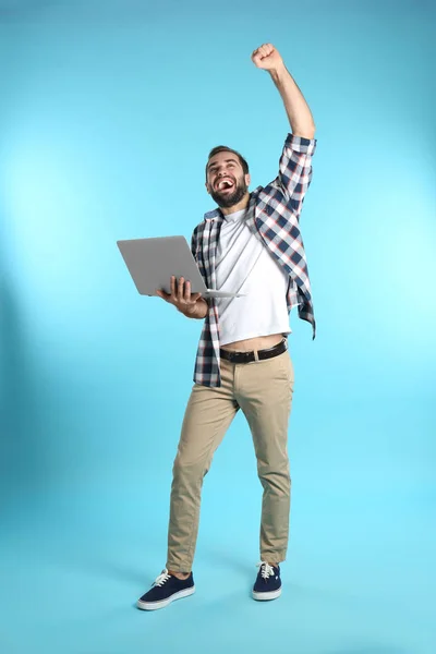 Jeune Homme Émotionnel Avec Ordinateur Portable Célébrant Victoire Sur Fond — Photo