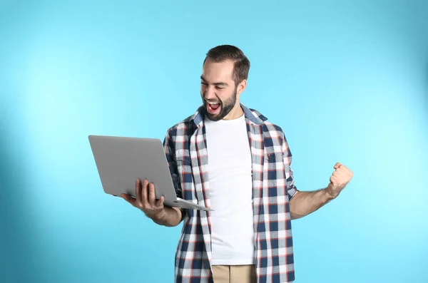 Emotionele Jonge Man Met Laptop Vieren Overwinning Kleur Achtergrond — Stockfoto