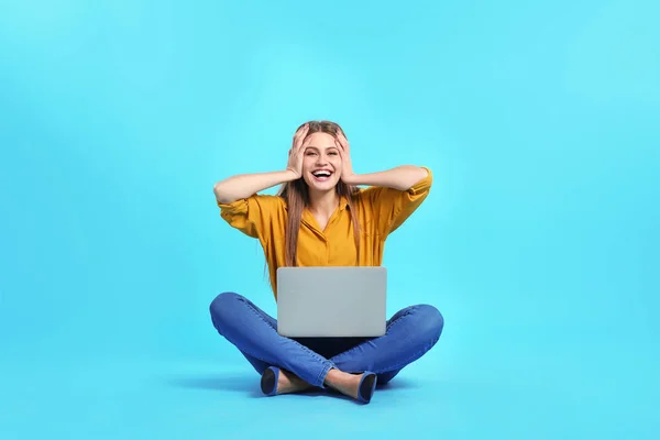 Jeune Femme Émotionnelle Avec Ordinateur Portable Célébrant Victoire Sur Fond — Photo