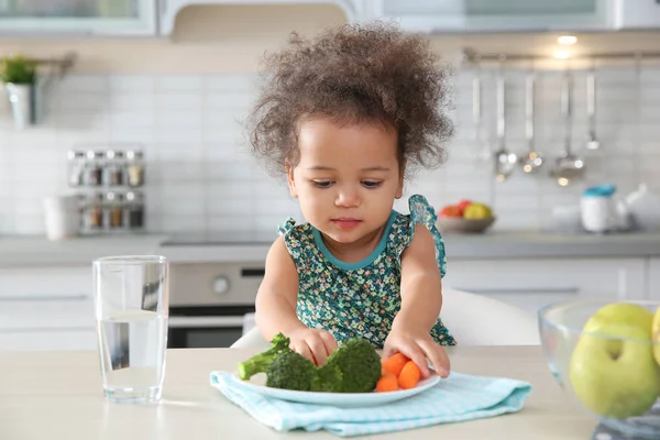 Söt Afroamerikansk Flicka Äter Grönsaker Bordet Köket — Stockfoto