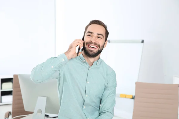 Jongeman Lachen Tijdens Het Gesprek Telefoon Kantoor — Stockfoto