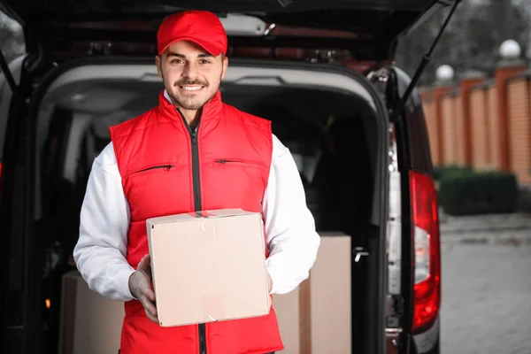 Deliveryman Ομοιόμορφο Δέμα Κοντά Στο Van Εξωτερικούς Χώρους — Φωτογραφία Αρχείου