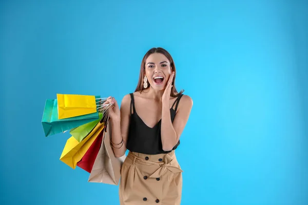 Alışveriş Torbaları Renk Arka Plan Üzerinde Olan Kadın Metin Için — Stok fotoğraf