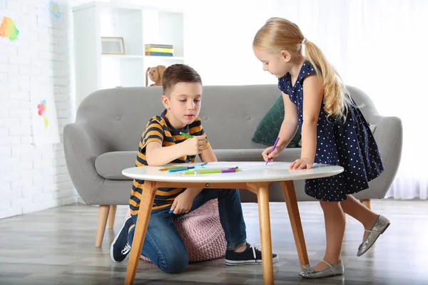 Leuke Lieve Kinderen Tekenen Samen Thuis — Stockfoto