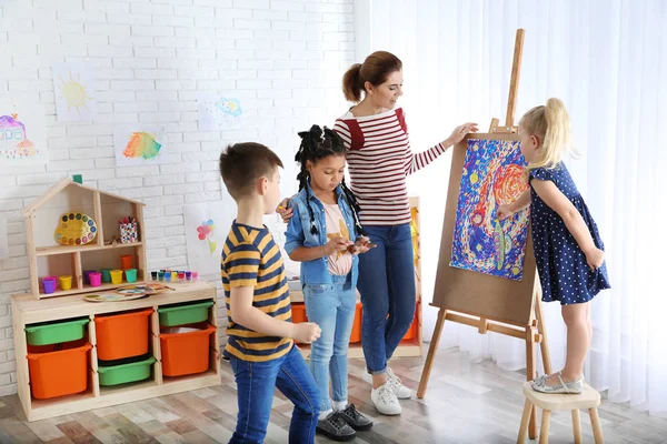 Enfants Avec Enseignante Leçon Peinture Intérieur — Photo