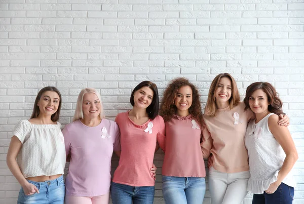 Grupo Mujeres Con Cintas Seda Sentadas Sofá Contra Pared Luz — Foto de Stock