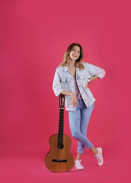 Mujer Joven Con Guitarra Acústica Sobre Fondo Color — Foto de Stock