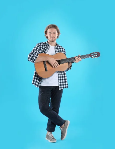 Молодий Чоловік Грає Акустичній Гітарі Кольоровому Фоні — стокове фото