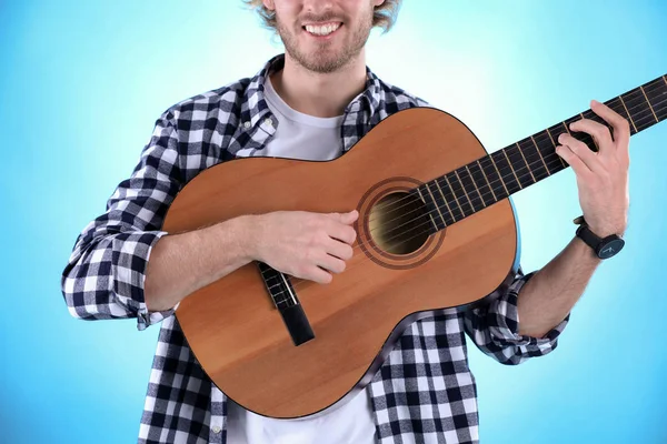 Genç Adam Renk Arka Planda Closeup Akustik Gitar Çalmak — Stok fotoğraf