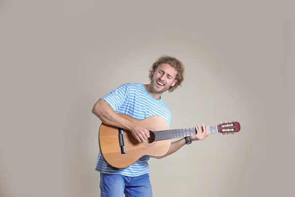 Юнак Грає Акустичній Гітарі Сірому Фоні — стокове фото