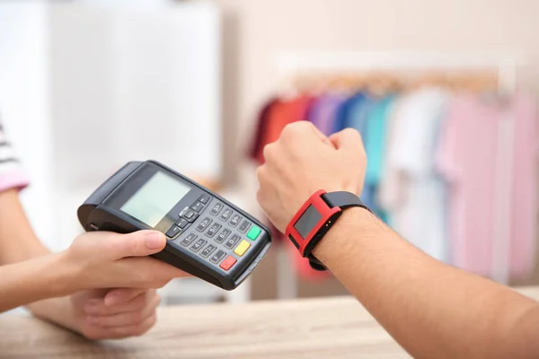 Man Met Terminal Voor Contactloos Betalen Met Slimme Horloge Winkel — Stockfoto