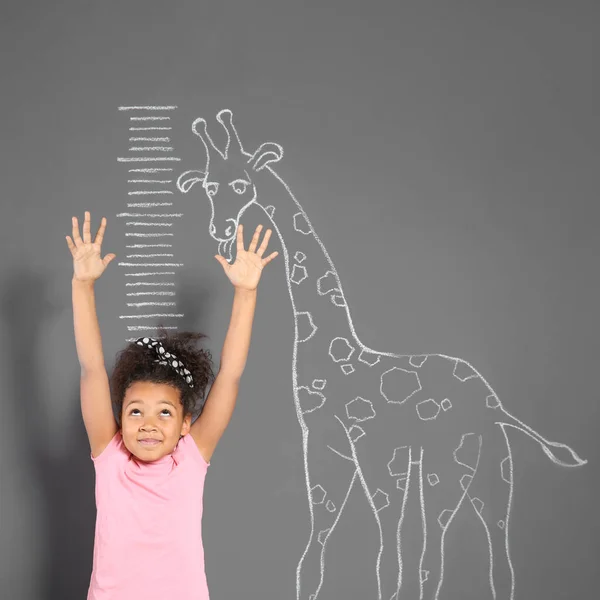 Афроамериканец Измеряющий Рост Рядом Рисунком Жирафа Серой Стене — стоковое фото