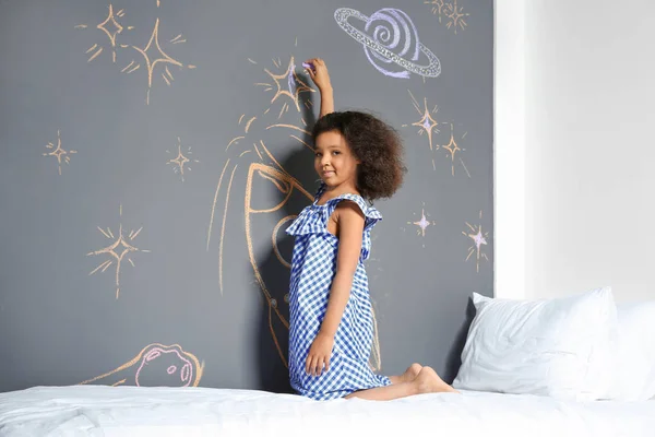 Afro Dziecko Rysunek Rakiet Kredą Ścianie Sypialni — Zdjęcie stockowe