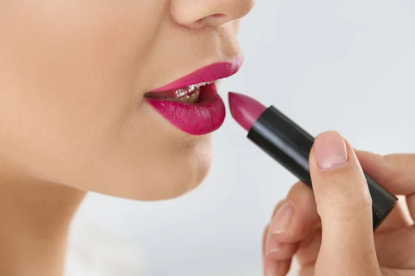 Hermosa Mujer Que Aplica Lápiz Labial Sobre Fondo Claro Primer — Foto de Stock