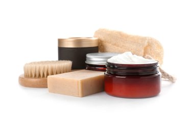 Farklı vücut bakım ürünleri ve aksesuarları beyaz arka plan üzerinde