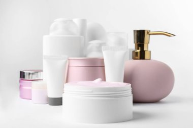 Beyaz arka plan üzerinde farklı vücut bakım ürünleri