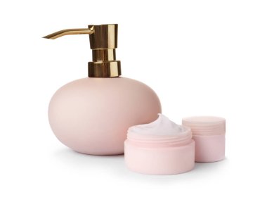 Beyaz arka plan üzerinde farklı vücut bakım ürünleri