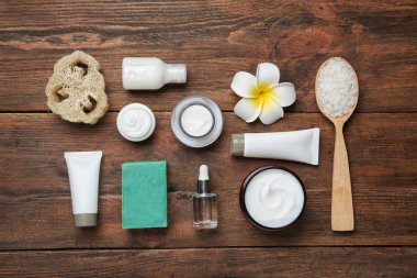 Düz kompozisyon ile vücut bakım ürünleri ahşap zemin üzerinde yatıyordu