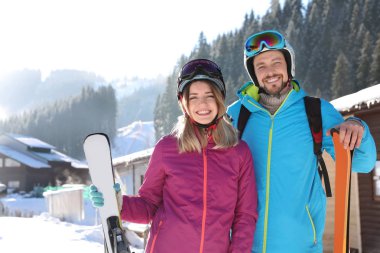 Kış tatili mountain resort adlı harcama kayak ekipmanları ile mutlu çift