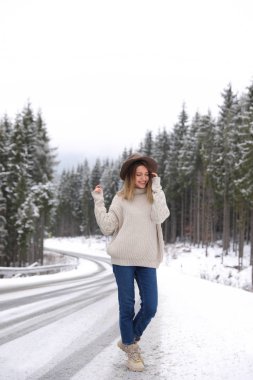 Çift zaman açık havada karlı gün harcama. Kış tatili