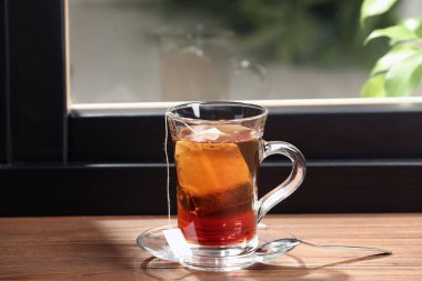 Cam fincan çay ahşap pencere eşiğinde