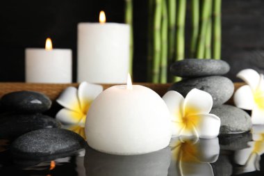 Su içinde mum yanan ile spa kompozisyon