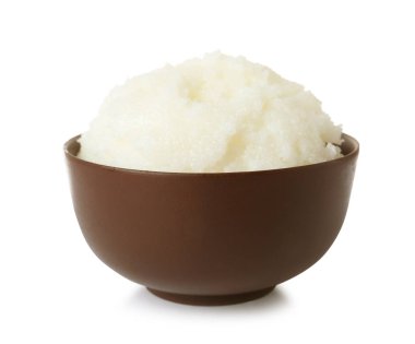 Shea yağı üzerinde beyaz izole kase