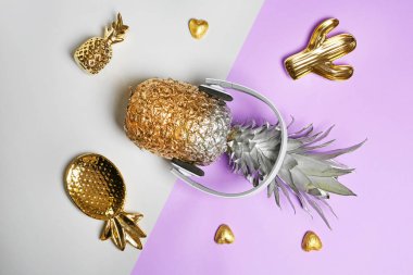 Ananas ve kulaklık renk arka plan üzerinde düz yatıyordu kompozisyonu