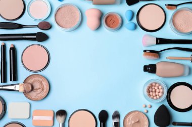 Renk arka plan üzerinde deri Vakfı, toz ve güzellik aksesuarları ile düz yatıyordu kompozisyon. Metin için yer