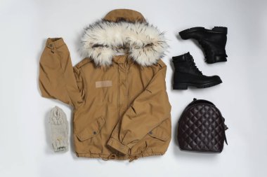 Beyaz arka plan üzerinde kadın kış giysileri ile düz yatıyordu kompozisyon