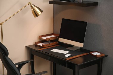 Bilgisayarla çalışma yerin modern iç