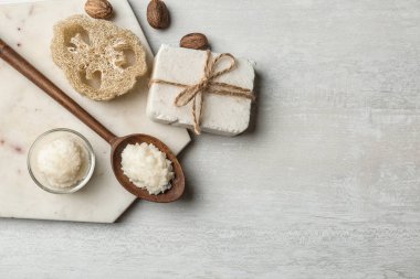 Shea yağı ve ışık arka plan olarak el yapımı sabun düz yatıyordu kompozisyonu. Metin için yer