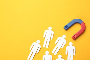 Renk arka plan, metin için yer ile üstten görünüm üzerinde insanlar trafik çekme mıknatıs. Pazarlama kavramı