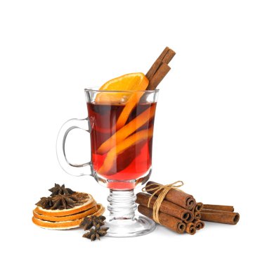 Cam bardak ile kompozisyon mulled şarap, tarçın ve beyaz arka plan üzerinde kurutulmuş portakal dilimleri