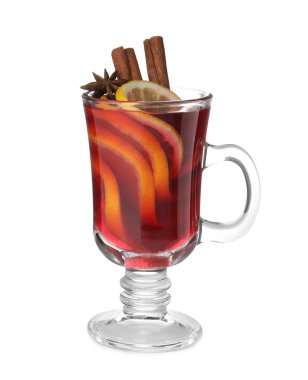 Cam fincan beyaz izole mulled şarap