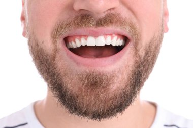 Sağlıklı dişler beyaz zemin üzerine, closeup gülümseyen genç adamla