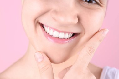 Renk arka plan, closeup güzel gülümseme ile genç kadın