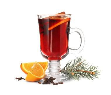 Köknar dalı ve turuncu beyaz izole mulled şarap cam fincan