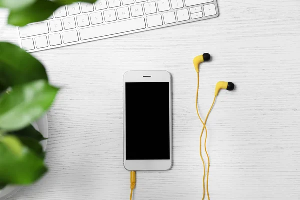 Composição Leigos Planos Com Fones Ouvido Smartphone Teclado Computador Fundo — Fotografia de Stock