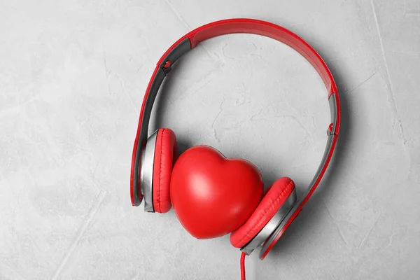 Ακουστικά Και Καρδιά Γκρίζο Φόντο Top View — Φωτογραφία Αρχείου