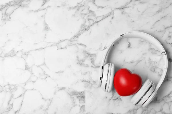 Ακουστικά Καρδιά Και Χώρο Για Κείμενο Μαρμάρινο Φόντο Κάτοψη — Φωτογραφία Αρχείου