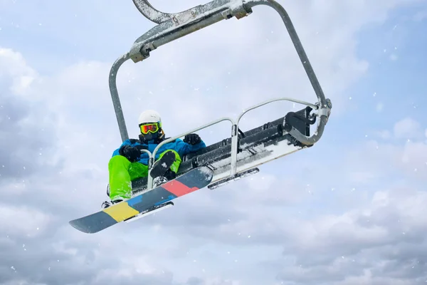 Snowboarder Remontées Mécaniques Station Montagne Vacances Hiver — Photo