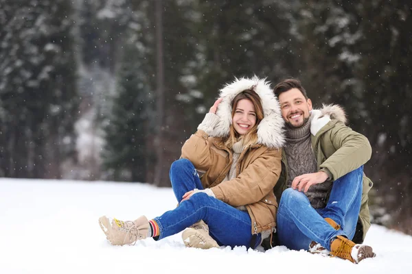 Para Spędzać Czas Świeżym Powietrzu Śniegu Ferie Zimowe — Zdjęcie stockowe