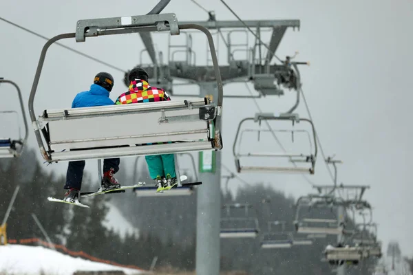 Stoeltjeslift Met Mensen Skiresort Wintervakantie — Stockfoto