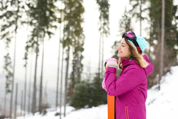 Pareja Pasando Tiempo Aire Libre Día Nevado Vacaciones Invierno —  Fotos de Stock