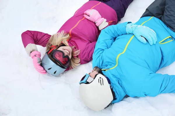 カップル スキー場で雪の上に横たわる 冬の休暇 — ストック写真