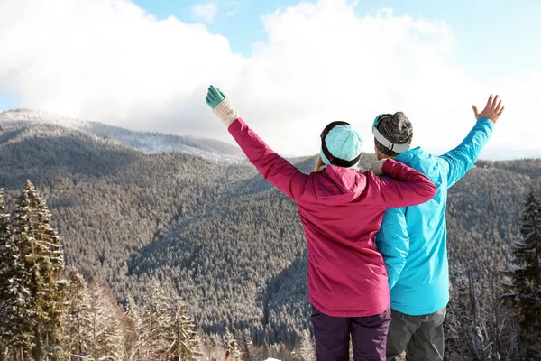 Pareja Pasando Las Vacaciones Invierno Las Montañas Espacio Para Texto —  Fotos de Stock