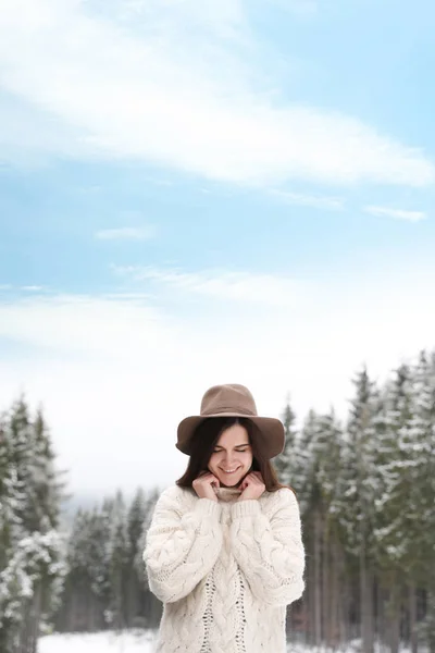 在雪边森林附近穿着温暖毛衣的年轻女子 — 图库照片