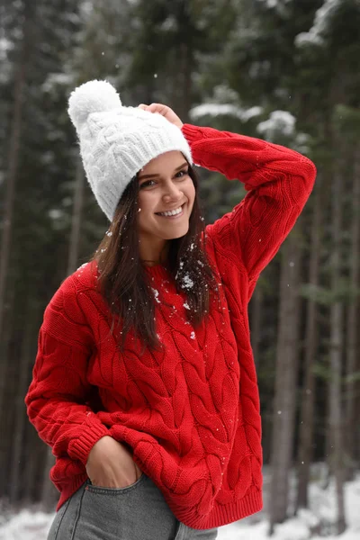 Νεαρή Γυναίκα Στο Ζεστό Πουλόβερ Εξωτερικούς Χώρους Στη Χιονισμένη Μέρα — Φωτογραφία Αρχείου